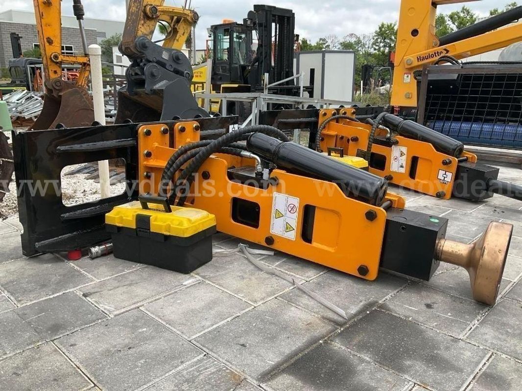 NEW 2026 GY-D680 POST DRIVER ATTACHMENT FOR UNIVERSAL SKID STEER