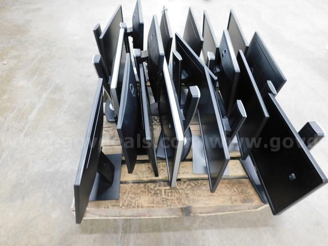 18 Dell Monitors - B6
