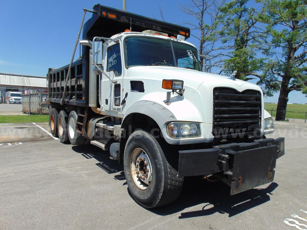2011 Mack GU713 Dump Truck - Light Lot