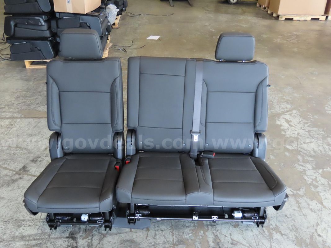 (10) 2025 Chevrolet Tahoe Second Row Split Bench Seats
