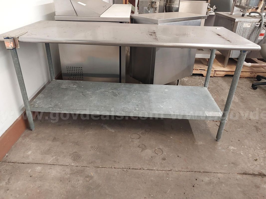 Stainless food preparation table