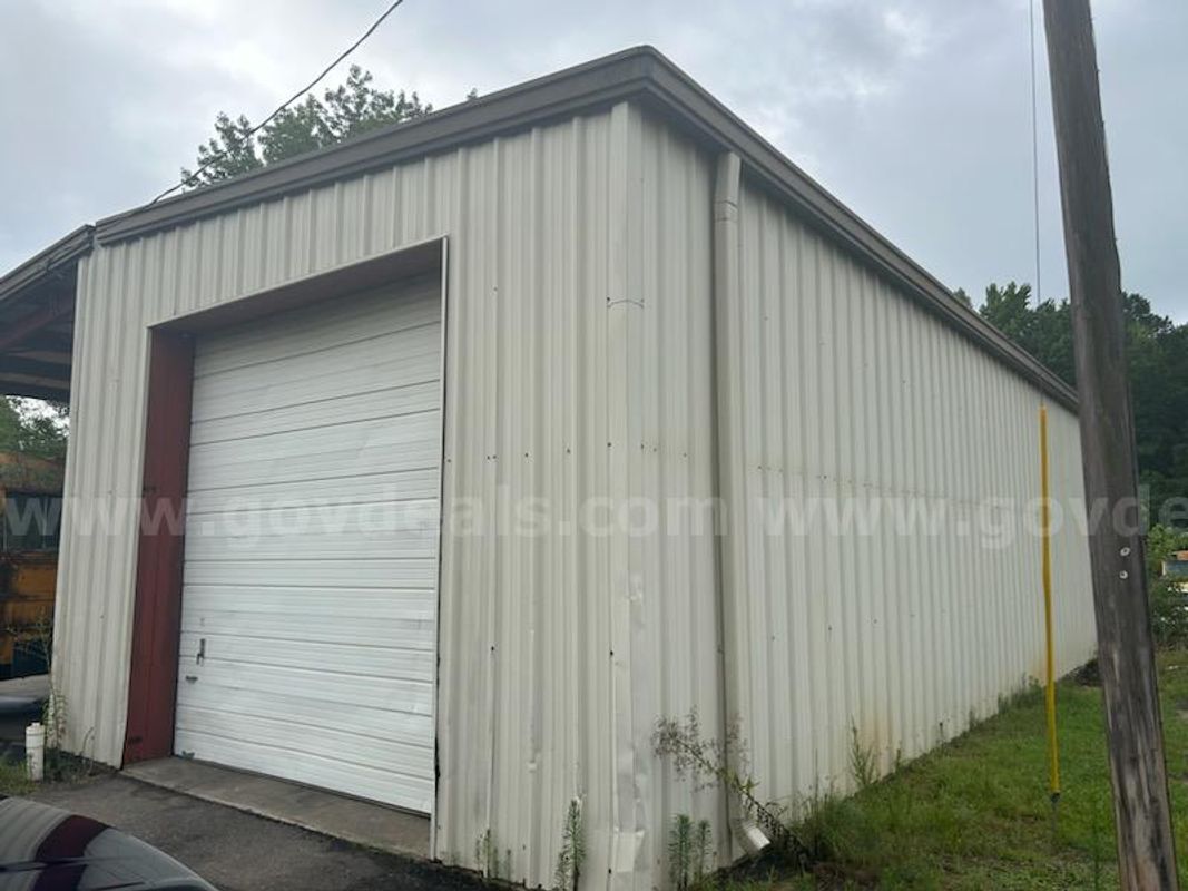 Steel beam building with lean-to roof