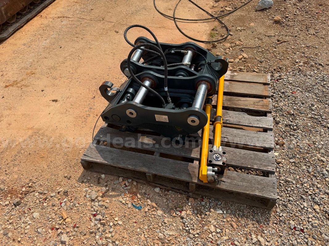 Qty of (2) Hyundai HDQ140 Hydraulic Quick Couplers