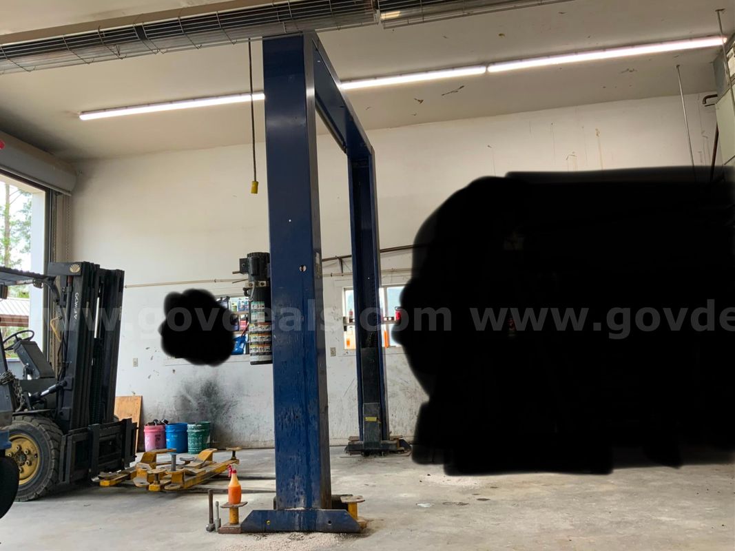 ( 2 )   9000  Pound  Challenger  Auto Lifts   Single Phase 1