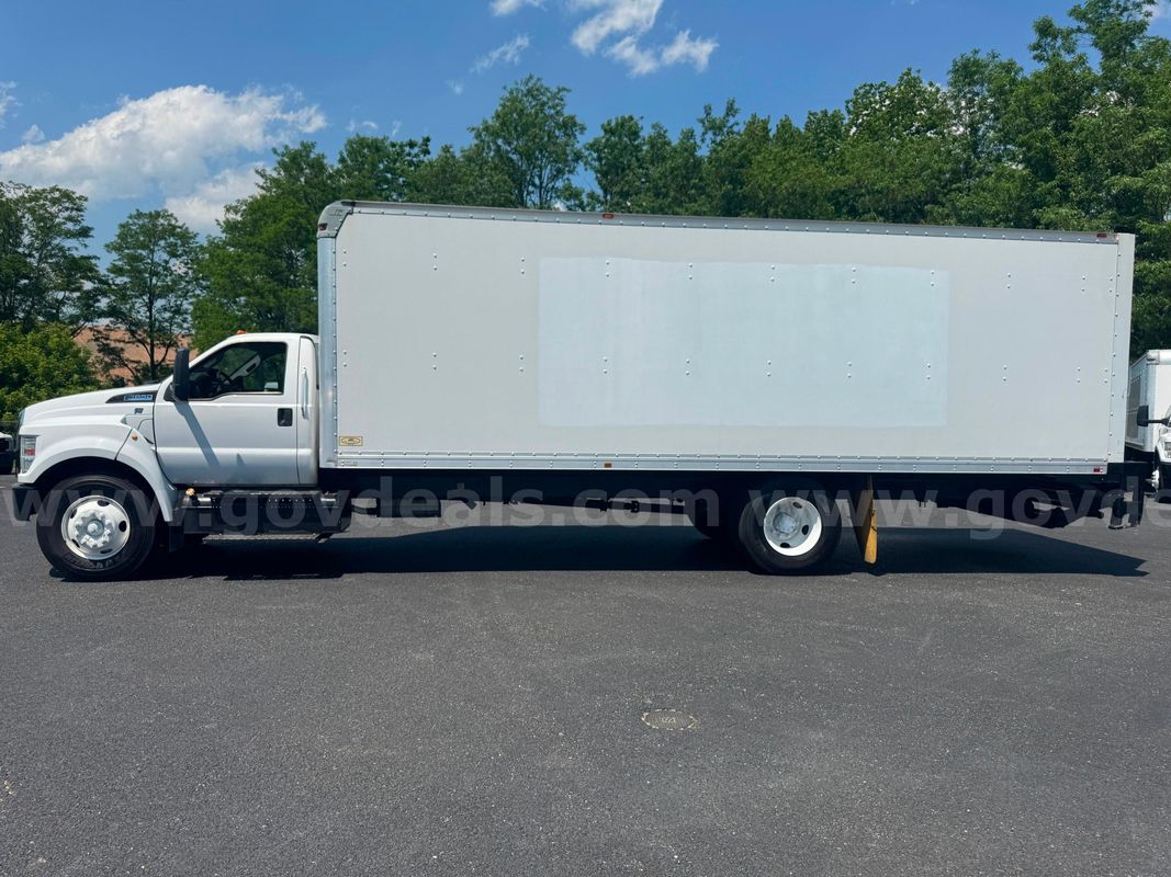 2016 Ford F650 26' Box Truck