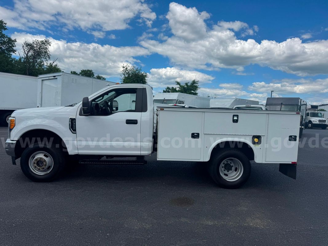 2017 Ford F350sd, 4x4 Service Body Truck