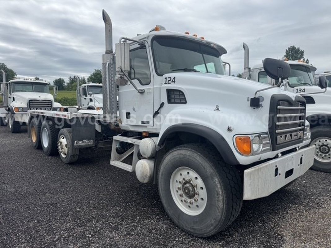 2005 Mack CV513