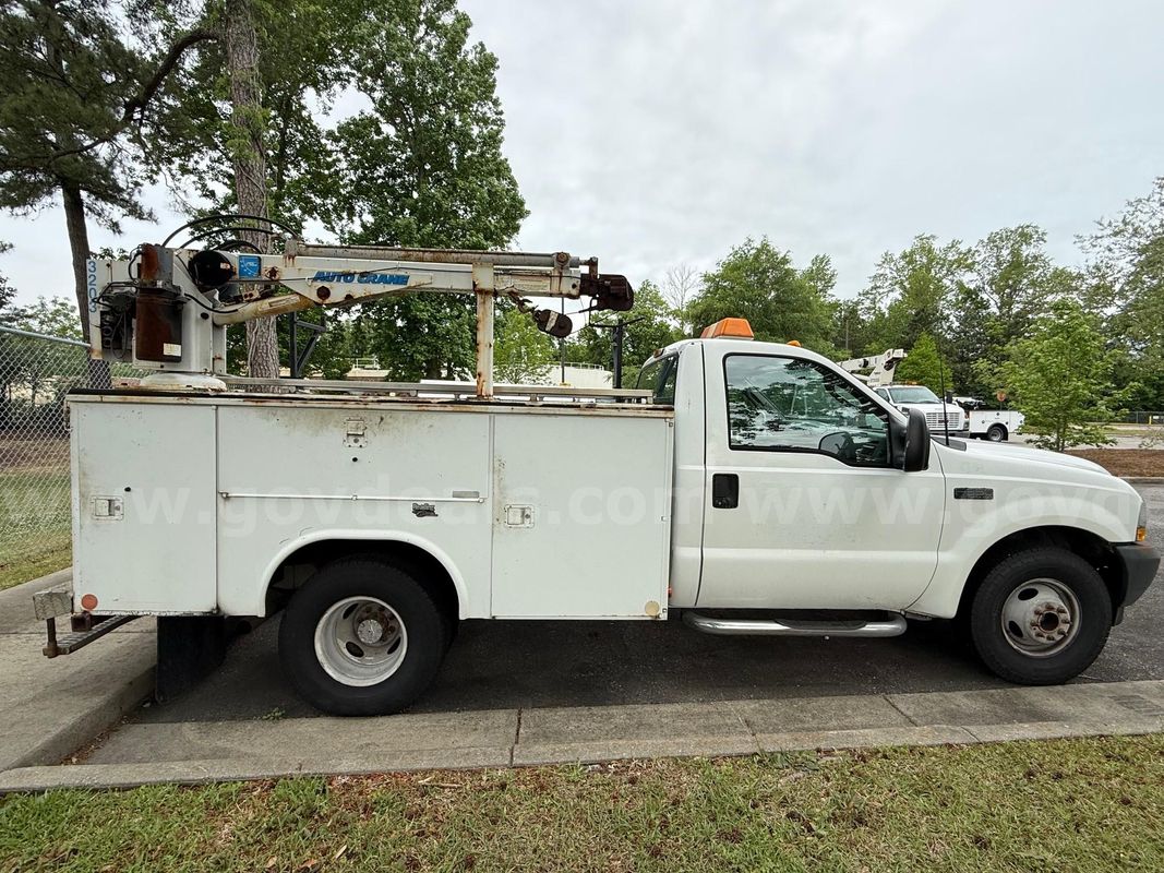 2003 Ford F-350 Utility Body w/Auto Crane(Broken)