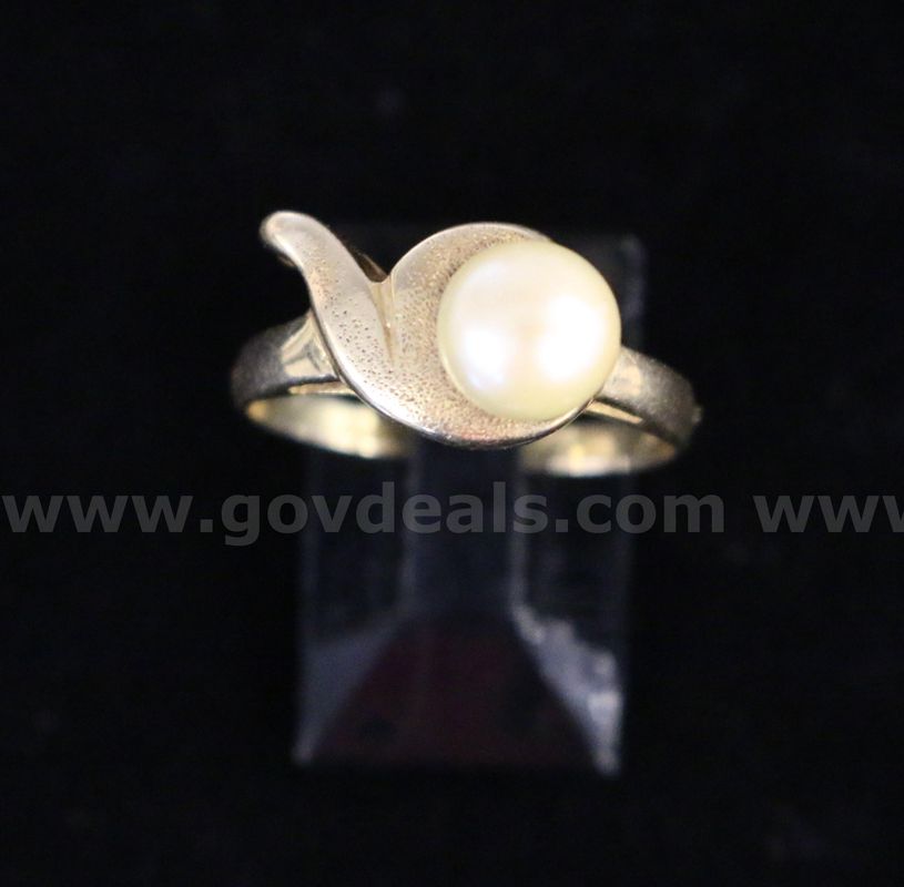 14K Yellow Gold Ring With Cultured Freshwater Pearl, 2.6 Grams