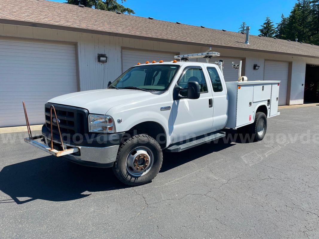 2007 Ford F-350 SD XL SuperCab Long Bed DRW 4WD