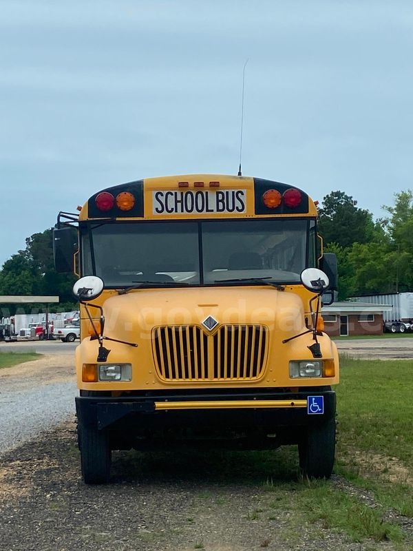 2001 International 3000 Special Needs Bus with Lift