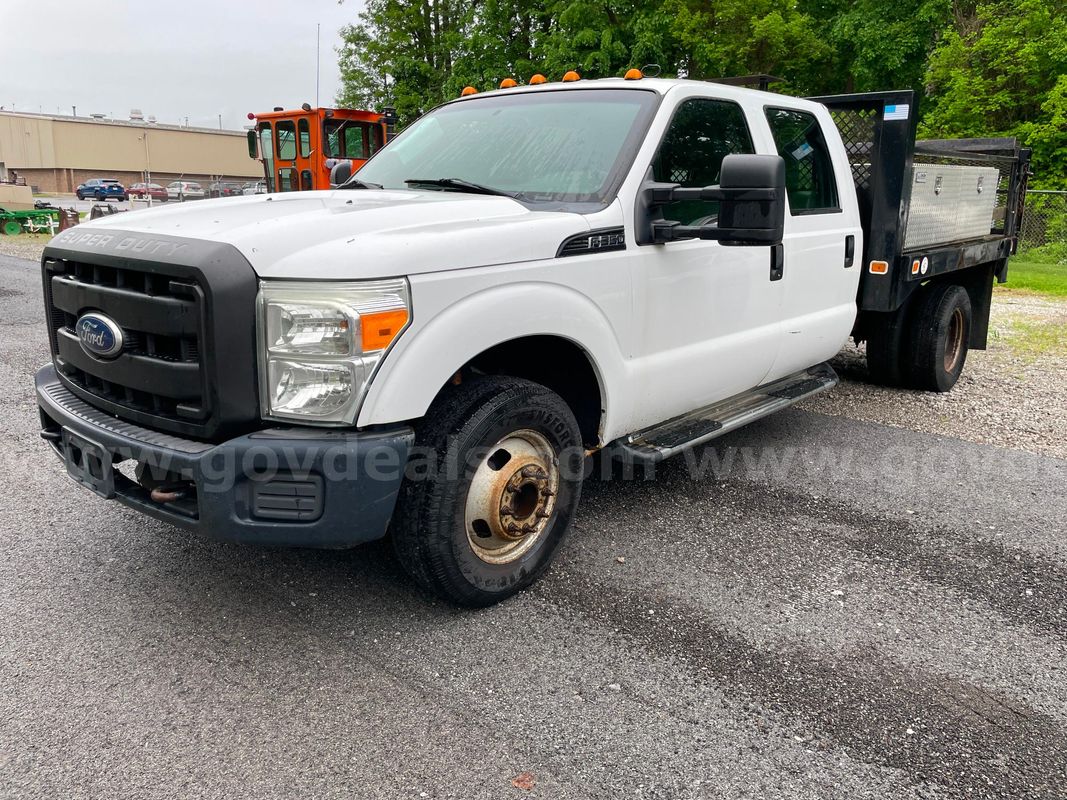 2011 Ford F-350 SD XL Crew Cab Flat Bed DRW 2WD