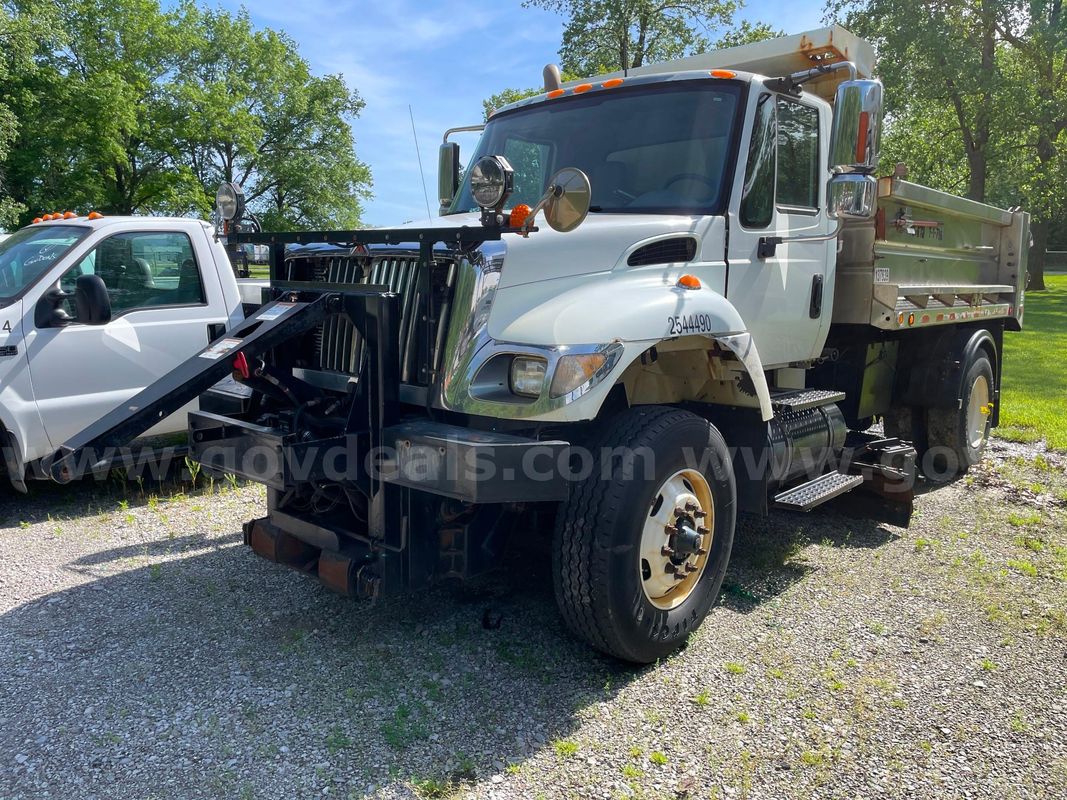 2005 International 7400 Plow Truck w/ SS Dump Body, 9.3L L6 DIESEL