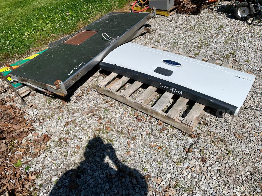 Lot of Tailgates for Dump Truck and Pickup
