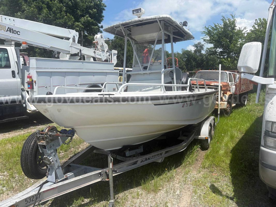 Boston Whaler Justice 19 Utility Boat w/Karavan T/A Trailer