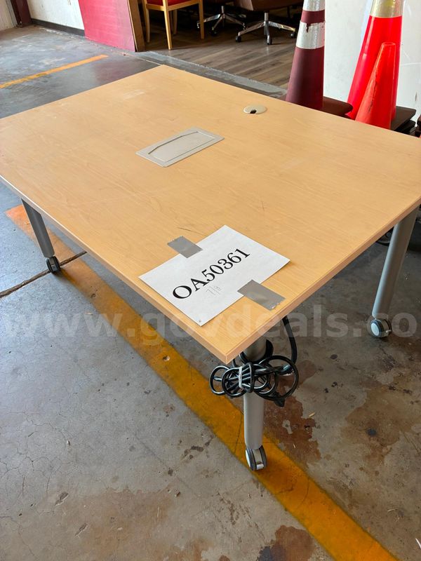 Table with electronics - UNTESTED