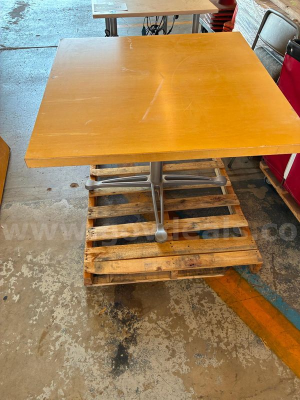 Tables, lot of 2