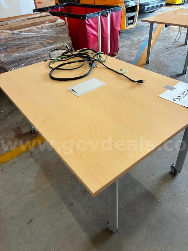 Table with outlets - UNTESTED