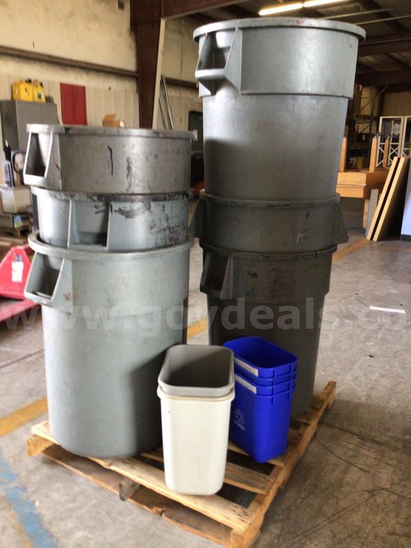 Trash receptacles/recycle bins, lot of approximately 16