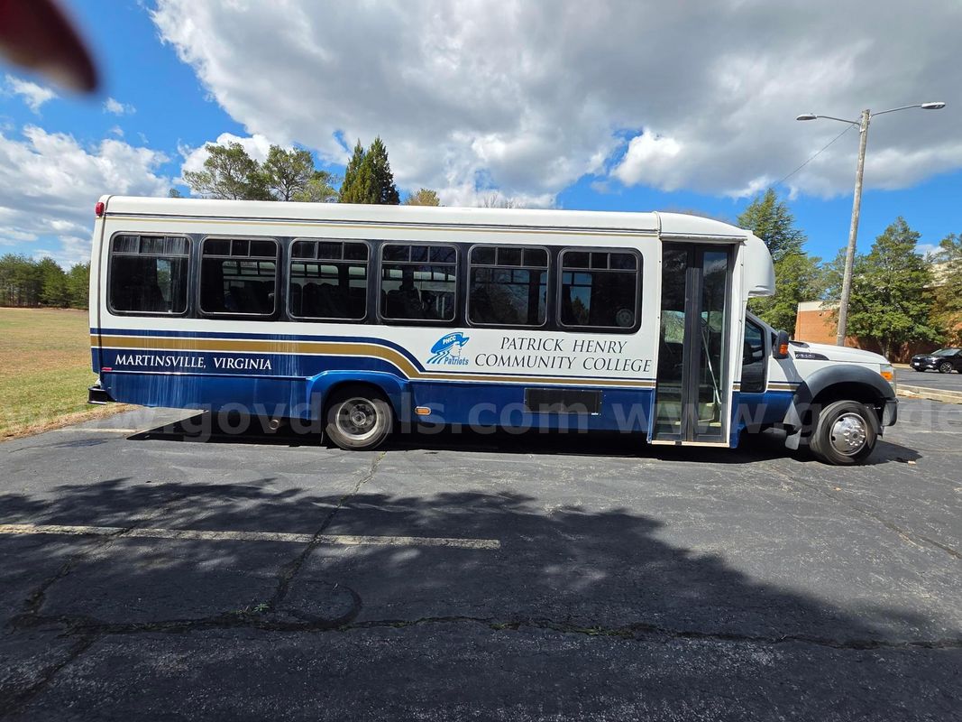 2013 Ford Supreme – 26 Passenger Bus