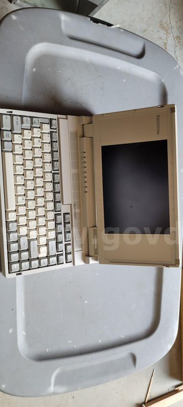 Vintage Toshiba T2000SXe laptop