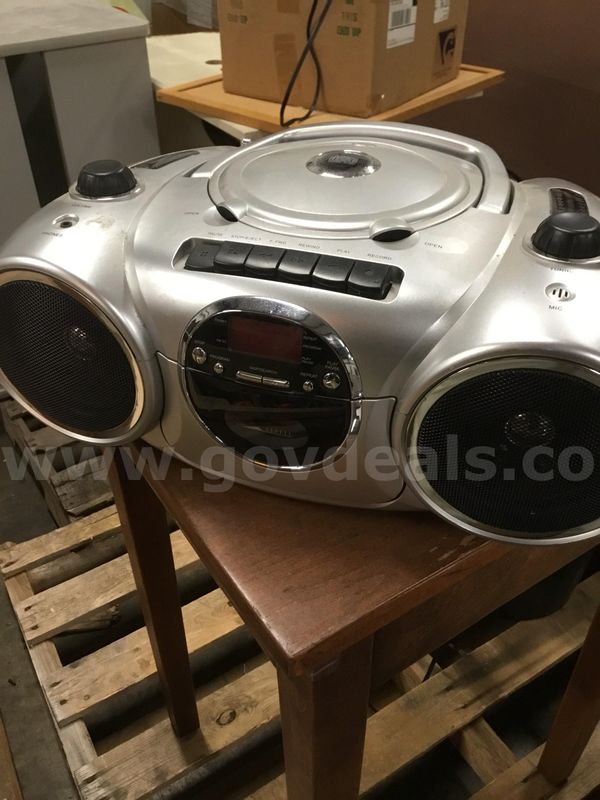 14 inch silver compact cd/radio (NO BATTERIES INCLUDED) "DH"