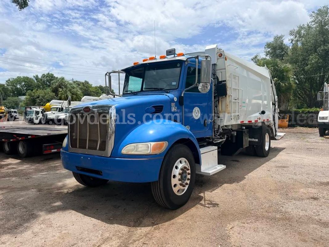 2013 Peterbilt 337 S/A Rear Loading Garbage Truck