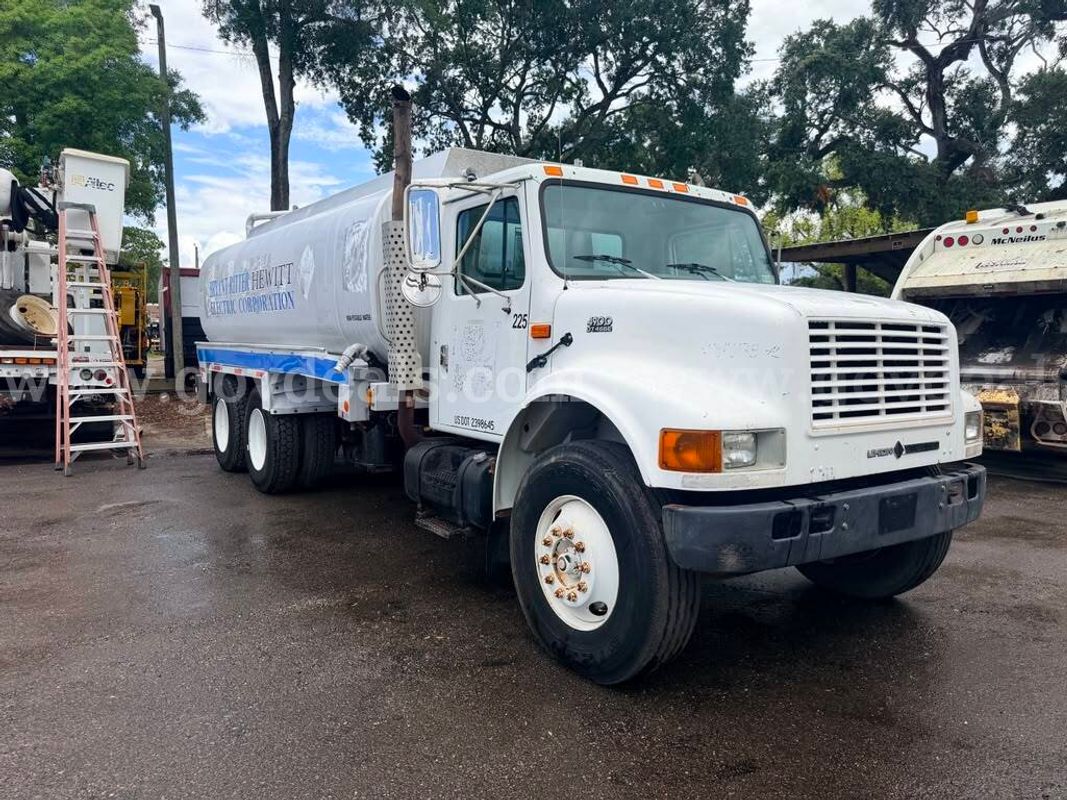 2001 International 4900 T/A Water Truck