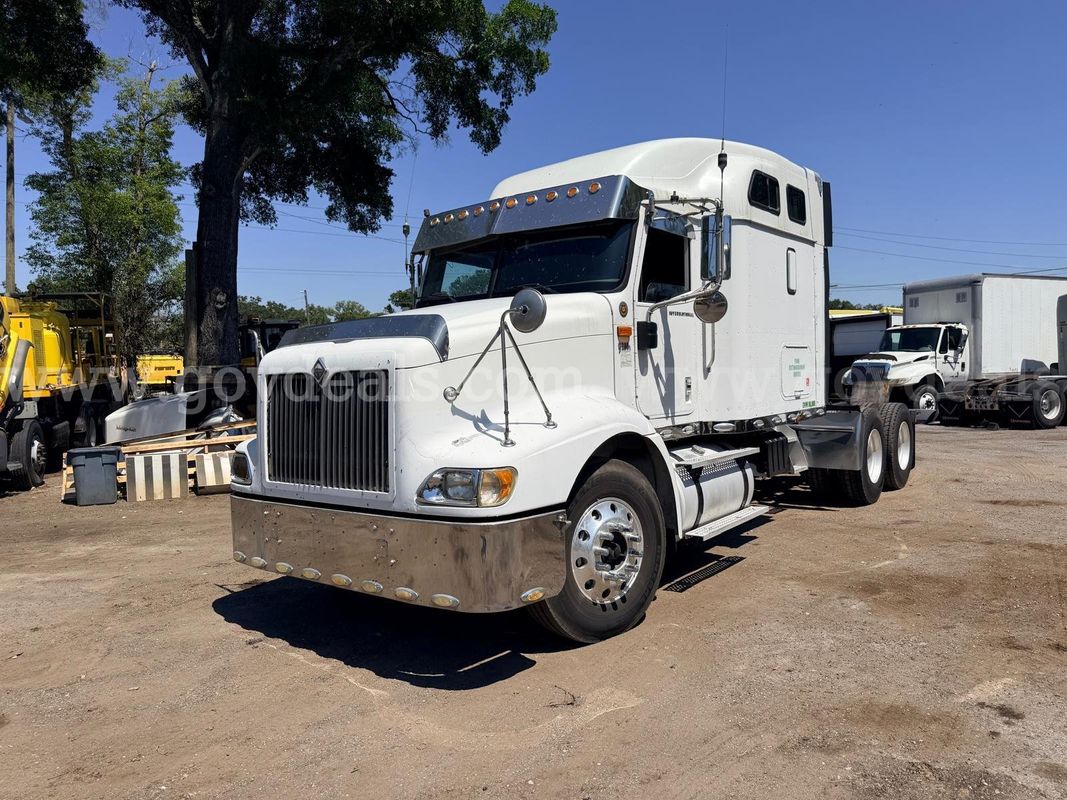 2005 International 9200i T/A Sleeper Truck Tractor