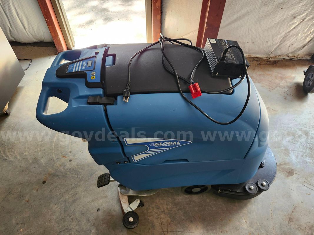 Global floor scrubber AND CHARGER ( DOES NOT TURN ON)