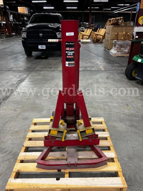 Blue Point 2.5-Ton Air Operated End Lift