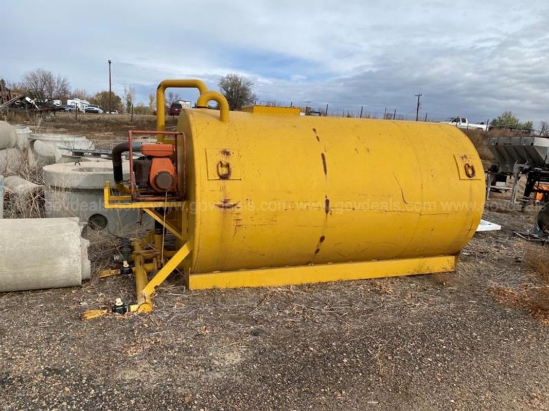 Water Tank with Gas-Powered Pump – Approx. 1000–2000 Gallon Capacity (Homemade)