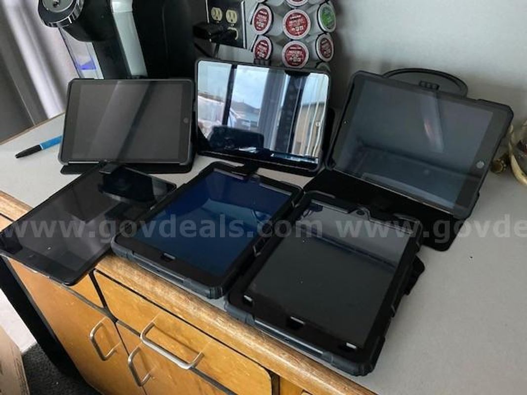 6 Apple I-Pads (Lot 2)