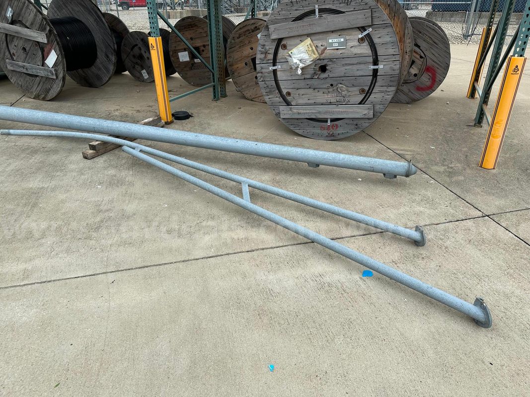 27' Steel Street Light Pole With 14' Arm