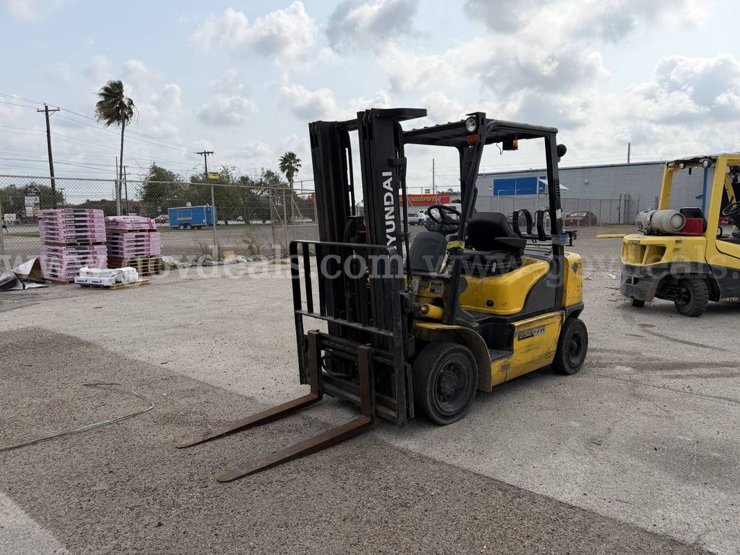 2014 Hyundai 25L-7A Pneumatic Tire Forklift -Inoperable