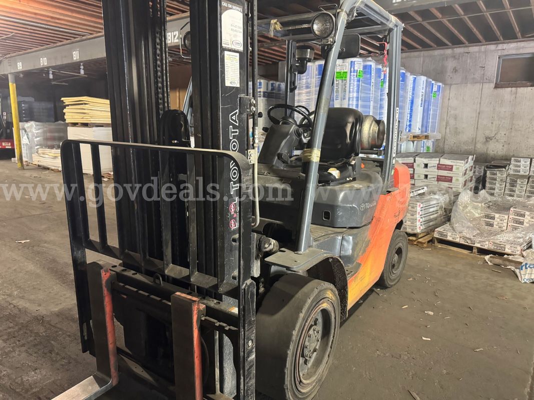 2010 Toyota 8FGU30 Pneumatic Tire Forklift-Inoperable