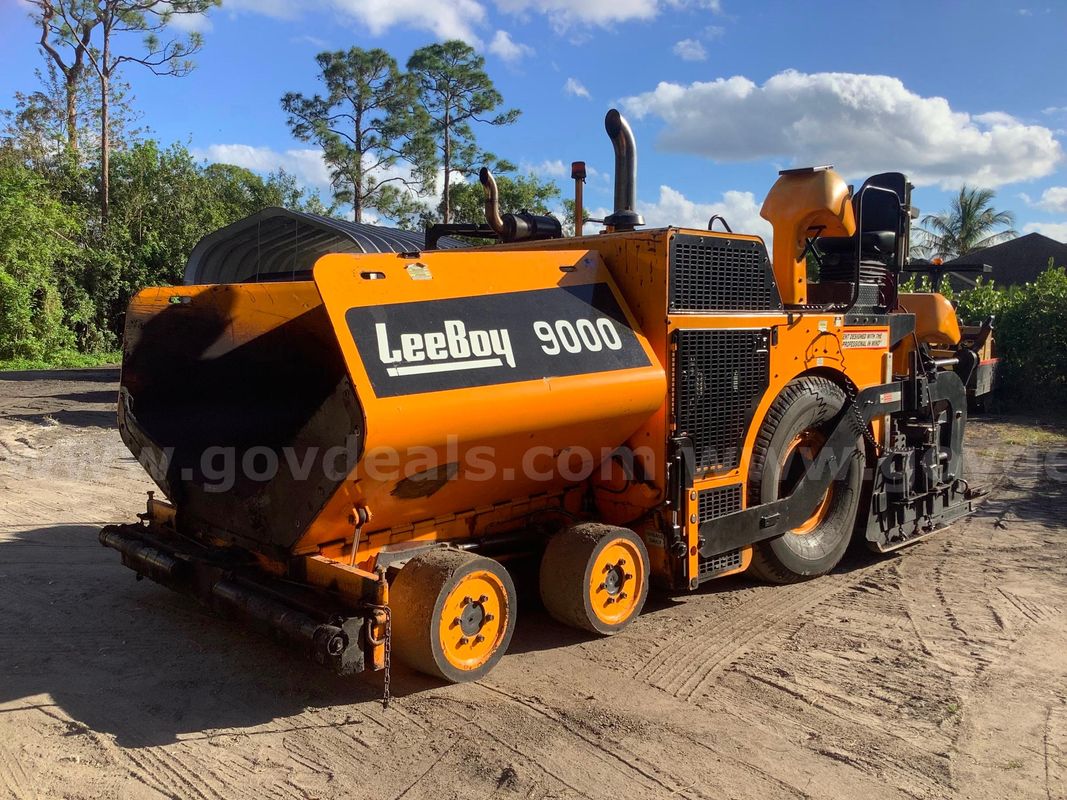 LeeBoy 9000 Asphalt Paver with CAT DIESEL Engine, Rubber Tire All-Wheel Drive