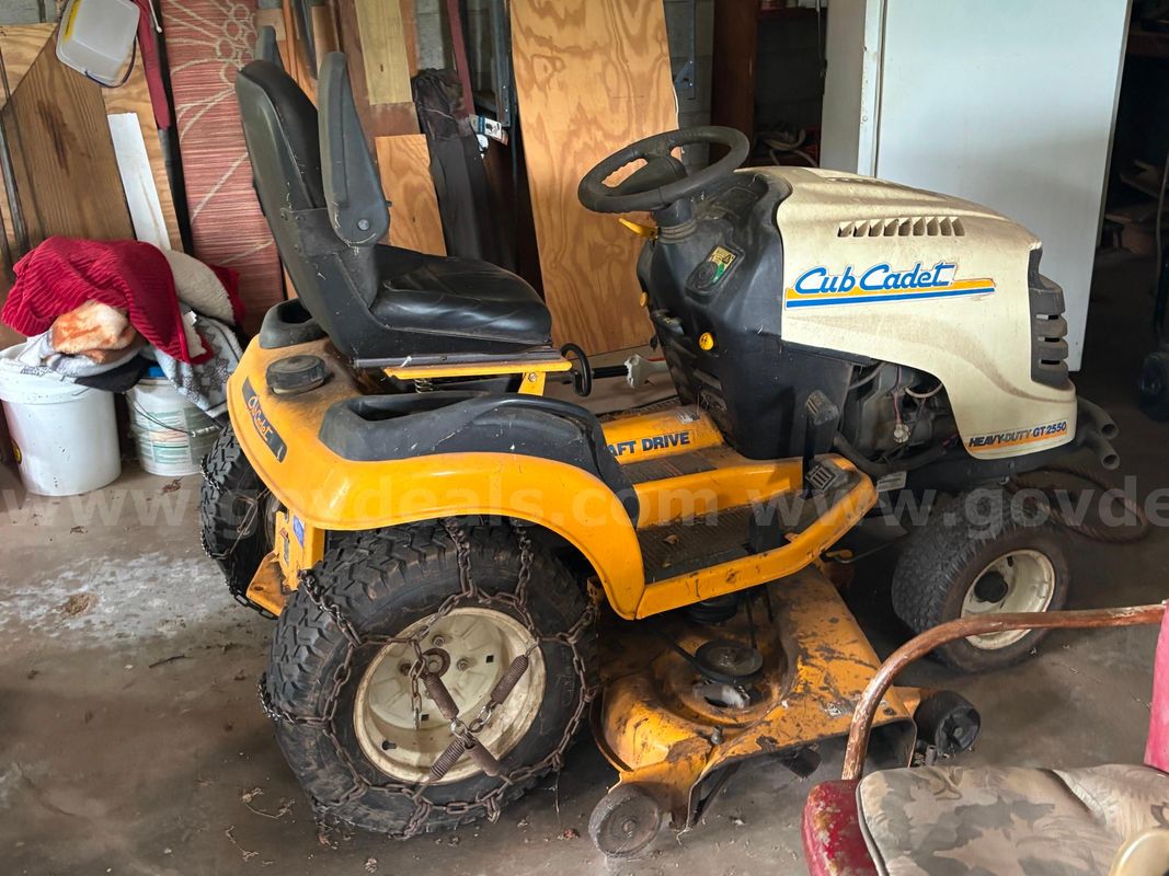 Cub Cadet Heavy Duty GT 2550 Riding Lawnmower