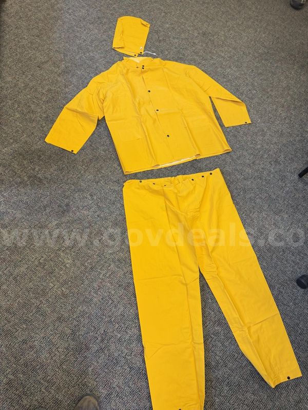 7 Rain Suits - Size: L