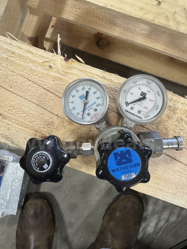 (5) Matheson regulators and valves