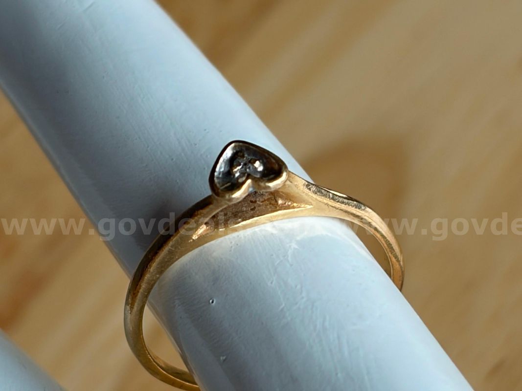 TiDDRs: Vintage 14K Yellow Gold Diamond Heart Ring Size 5. Authenticated by jeweler.