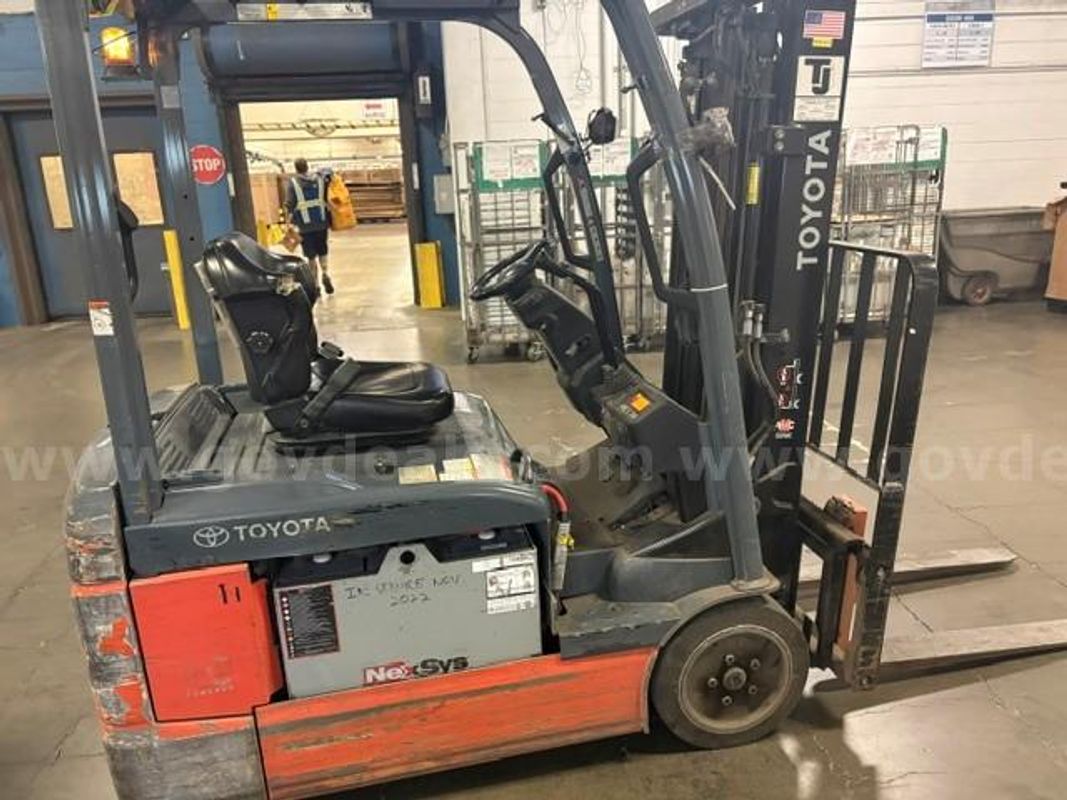 Lot of 4 Forklifts