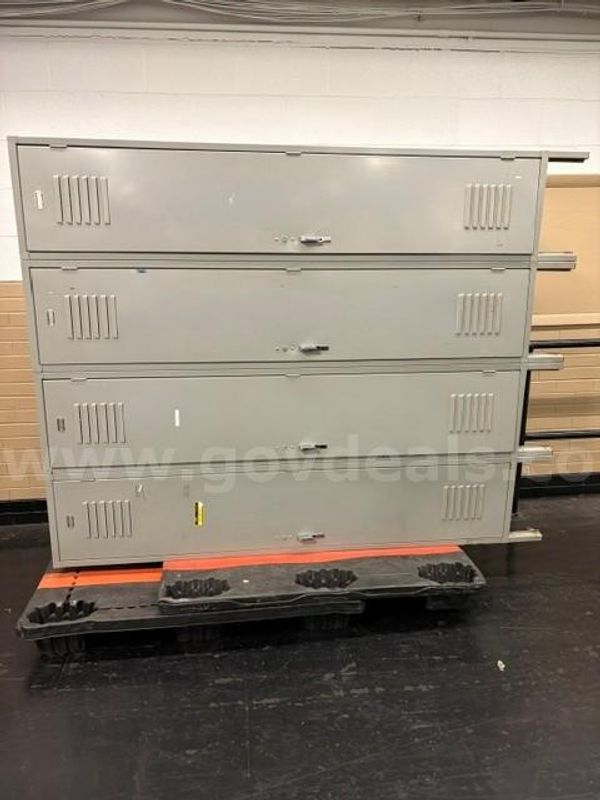 Set of Lockers with 4 Units