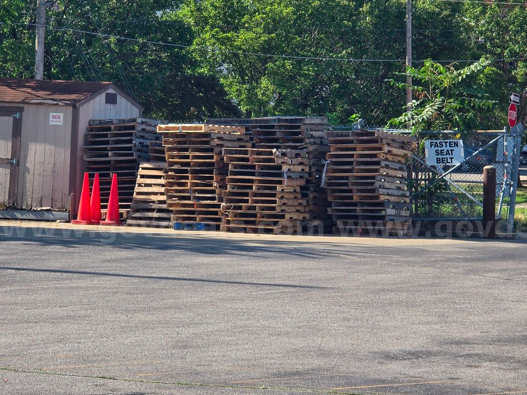 LOT of 100 Wooden Pallets