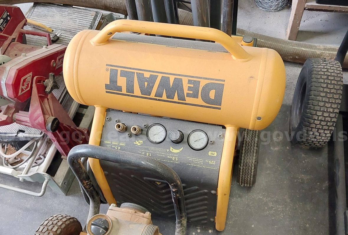 DeWalt Air Compressor - 4.5 Gallons - Works Great
