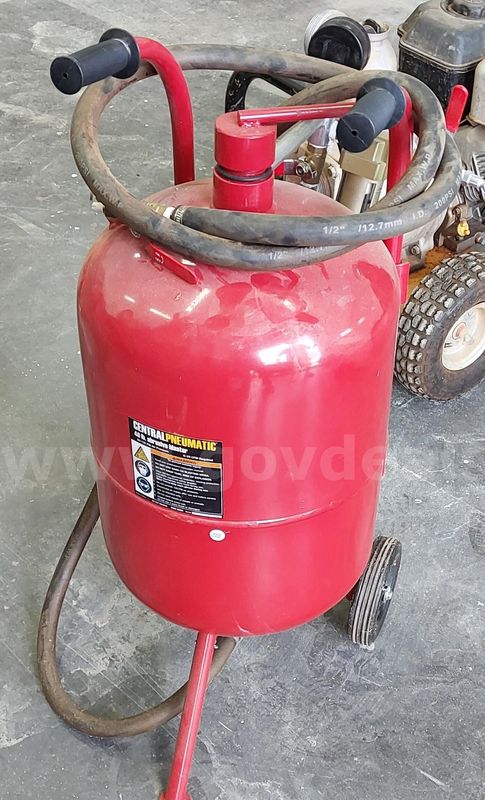 Central Pneumatic Sand Blaster - 40 LB Capacity - Excellent Condition
