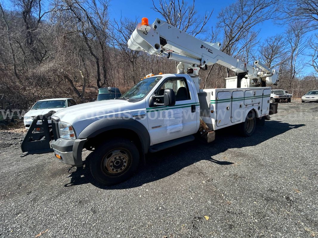 2005 Ford F-550 Regular Cab 4WD DRW - Cherry Picker