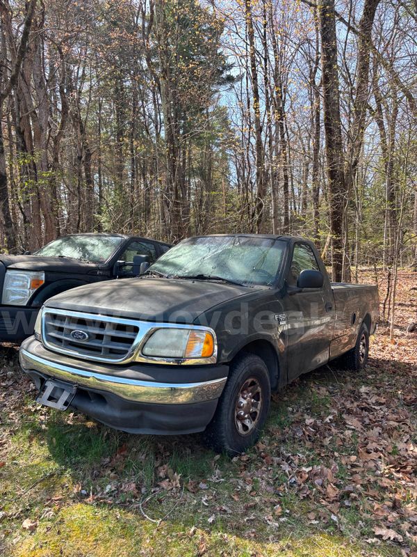 2002 Ford F-150 XL Short Bed 2WD (R2)