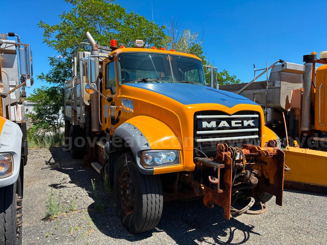 2011 Mack GU713 - Dump Truck