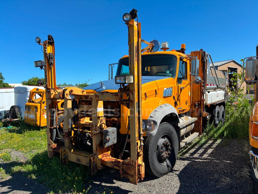 2011 Mack GU713 - Dump Truck